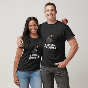 Camiseta Eu Sinto Cheiro de Problemas Declaração de Aviso E