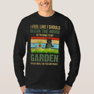 Camiseta Eu Sinto Que Eu Deveria Limpar A Casa Ao Meu Jardi