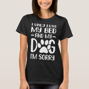Camiseta Eu só adoro minha cama e meu cachorro.