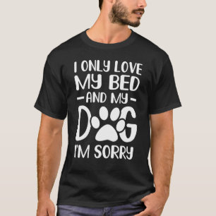 Camiseta Eu só adoro minha cama e meu cachorro.