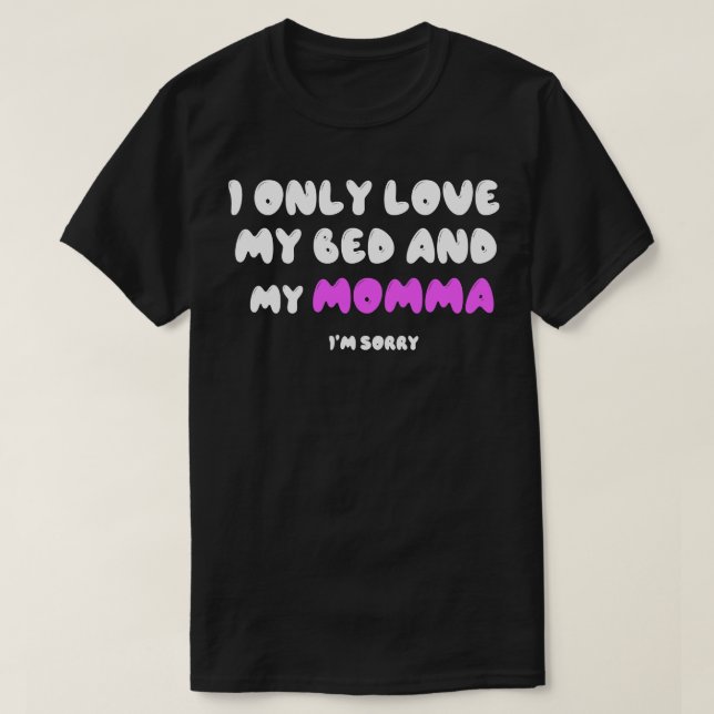 Camiseta Eu Só Amo Minha Cama E Minha Mãe 1 (Frente do Design)