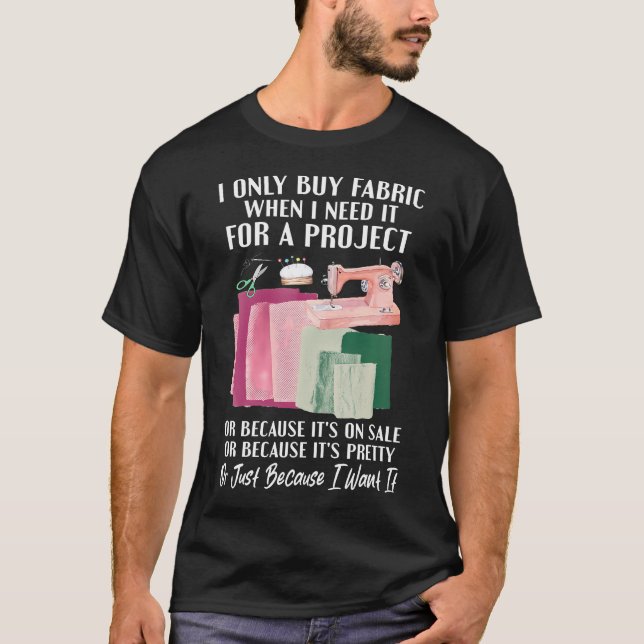 Camiseta Eu Só Compro Tecido Quando Preciso Para Projeto de (Frente)