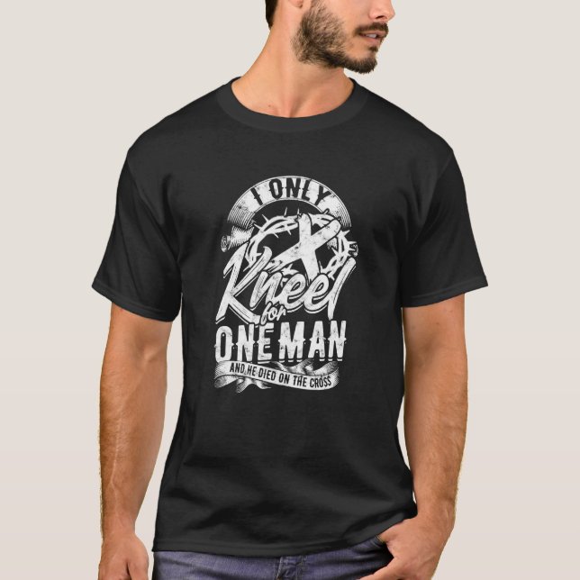 Camiseta Eu Só Conheço Um Homem E Ele Morreu Na Cruz (Frente)
