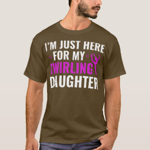 Camiseta Eu só estou aqui para minha filha girando Baton Tw