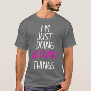 Camiseta Eu Só Estou Fazendo Coisas De Outono Nome Meme Eng