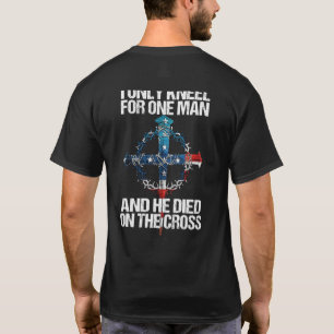Camiseta Eu Só Me Ajoelho Por Um Homem E Ele Morreu Na Cruz