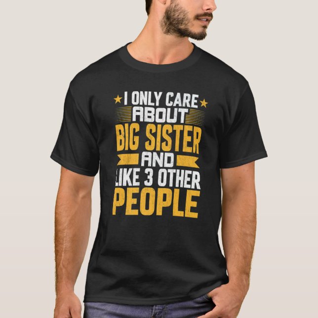 Camiseta Eu Só Me Importo Com a Irmã Mais Velha E Gosto de  (Frente)