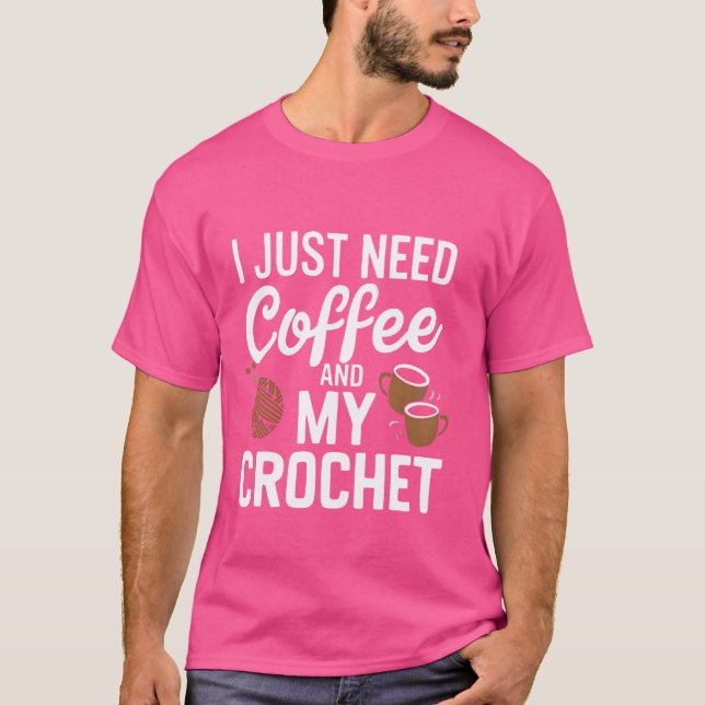 Camiseta Eu Só Preciso Café e Meu Crochê Divertido Crochê (Frente)