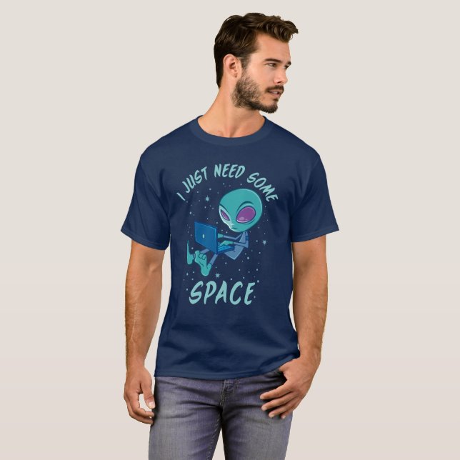 Camiseta Eu só preciso de uma Alienígena espacial com Lapto (Frente Completa)