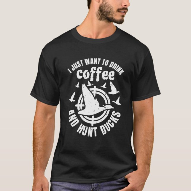Camiseta Eu Só Quero Beber Café E Caça Patos 1 (Frente)