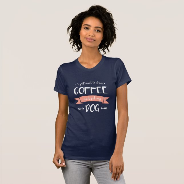 Camiseta Eu só quero beber café e comer meu cachorro (claro (Frente Completa)
