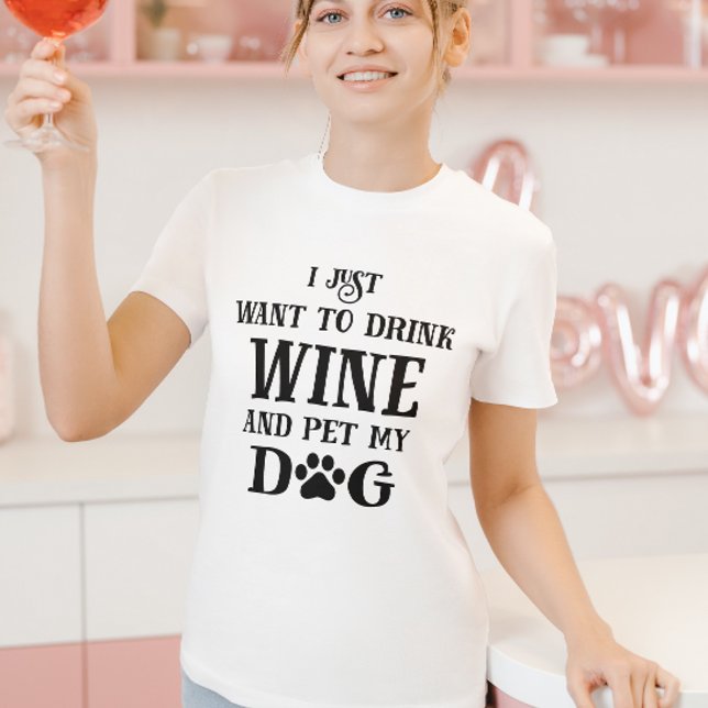 Camiseta Eu só quero beber vinho e acariciar meu cachorro (Criador carregado)