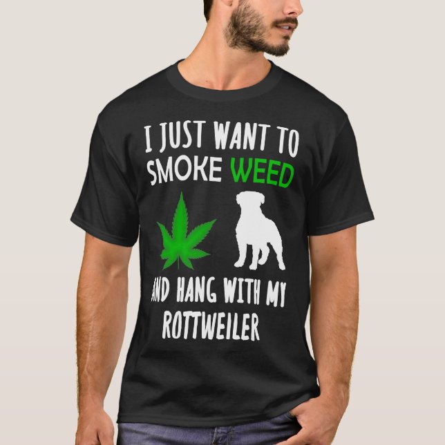 Camiseta Eu Só Quero Fumar Erva E Aguentar Com Meu Rottwei (Frente)