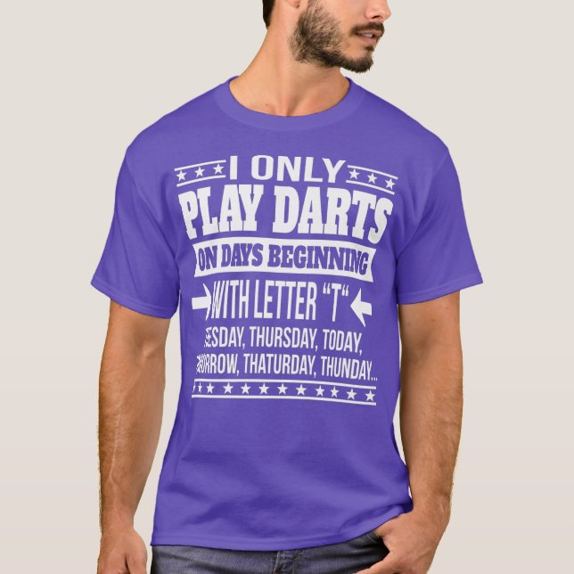 Camiseta Eu Só Toco Dardos Em Dias Começando Com Carta (Frente)