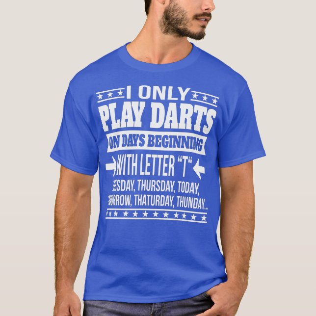 Camiseta Eu Só Toco Dardos Em Dias Começando Com Carta (Frente)
