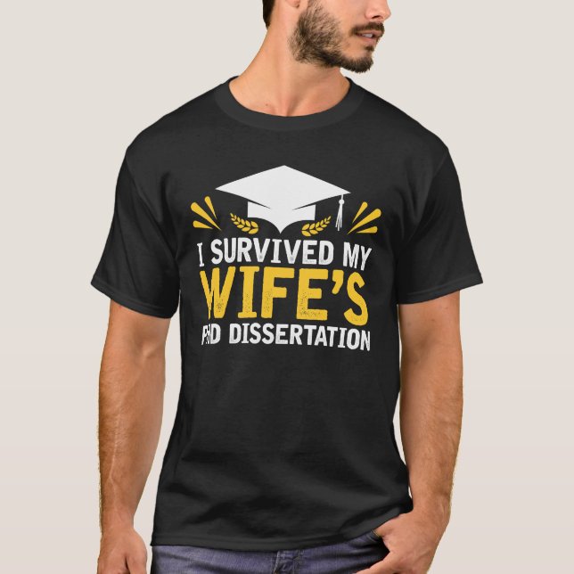 Camiseta Eu sobrevivi à dissertação do PhD da minha esposa (Frente)