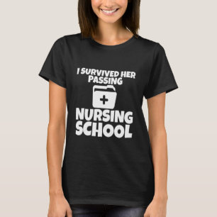 Camiseta Eu Sobrevivi A Ela Passando Na Escola De Enfermage
