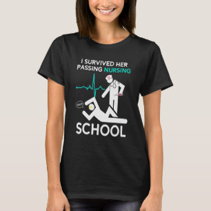 Camiseta Eu Sobrevivi à Sua Aprovação na Formatura da Escol