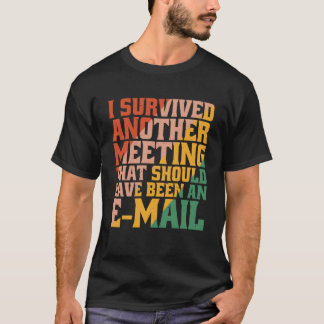Camiseta Eu Sobrevivi A Uma Reunião Que Deveria Ter Sido Um