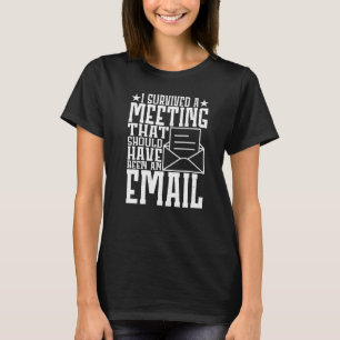 Camiseta Eu Sobrevivi A Uma Reunião Que Deveria Ter Sido Um