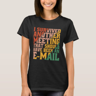 Camiseta Eu Sobrevivi A Uma Reunião Que Deveria Ter Sido Um