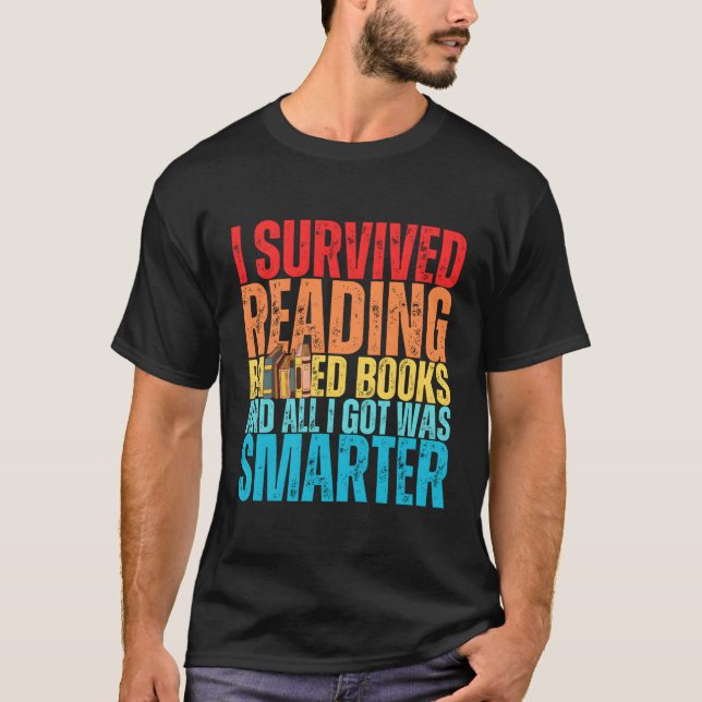 Camiseta Eu Sobrevivi Ao Ler Livros Banidos E Tudo O Que Eu (Frente)
