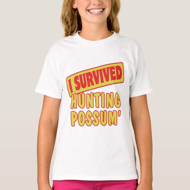 CAMISETA EU SOBREVIVI AO POSSUMO DE CAÇA (Frente)