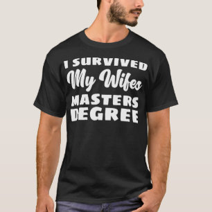 Camiseta Eu Sobrevivi Aos Mestrados Da Minha Esposa Com Gra