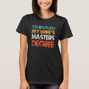 Camiseta Eu sobrevivi aos mestrados da minha esposa grau 1