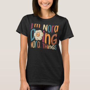 Camiseta Eu sou a Nora Fazendo Coisas da Nora Groovy Retro