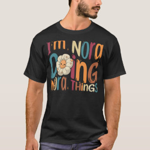 Camiseta Eu sou a Nora Fazendo Coisas da Nora Groovy Retro