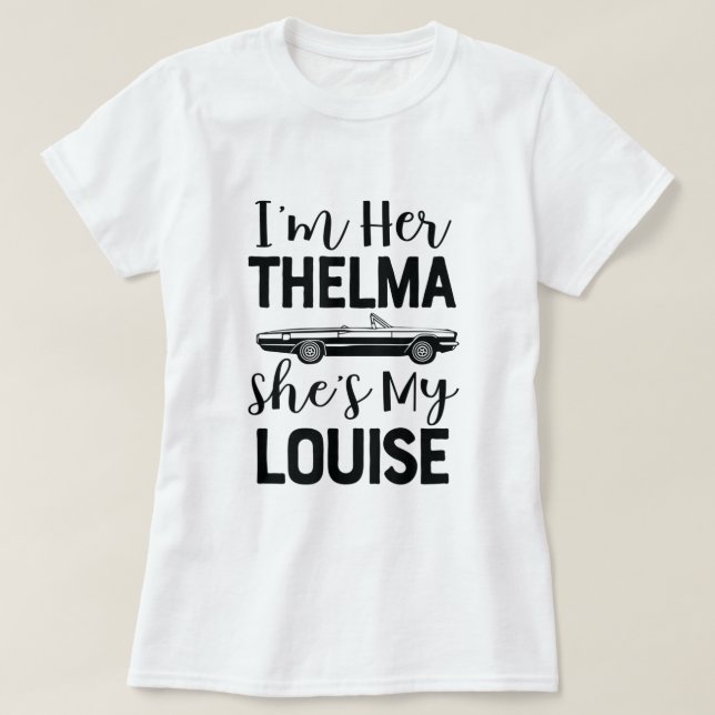Camiseta Eu sou a Thelma dela... Ela é engraçada pela minha (Frente do Design)