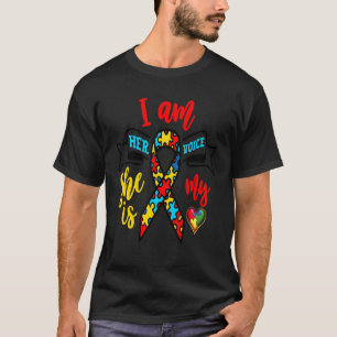 Camiseta Eu sou a voz dela Ela é Meu Coração Doce Autismo