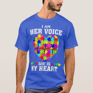 Camiseta Eu Sou a Voz Dela Ela é Meu Coração Mãe Autismo Au