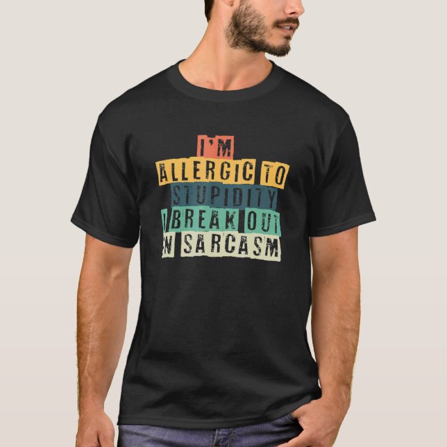 Camiseta Eu sou alérgico à estupidez que eu rompo no Sarcas (Frente)