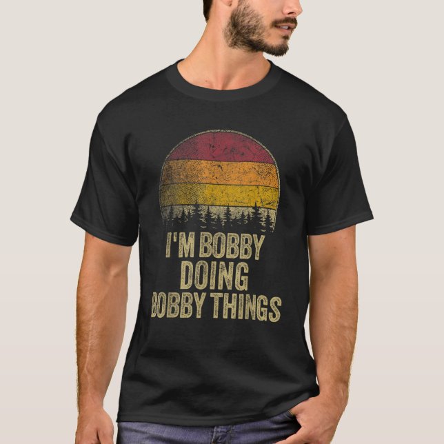 Camiseta EU SOU BOBBY FAZENDO BOBBY COISAS FELIZMENTE REtro (Frente)