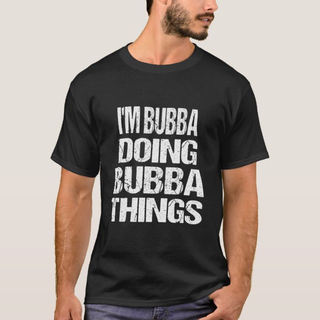 Camiseta EU Sou Bubba Fazendo Coisas de Bubba Primeiro Nome (Frente)