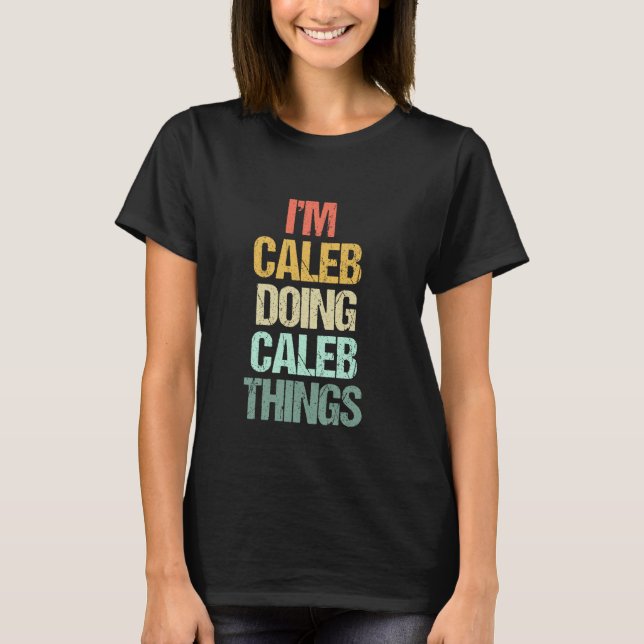 Camiseta Eu sou Caleb fazendo coisas do Caleb - Engraçado d (Frente)