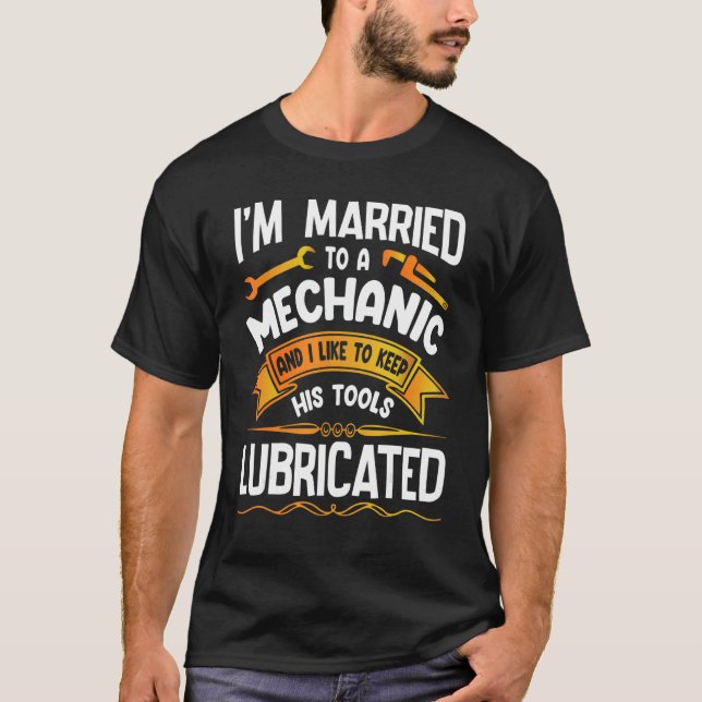 Camiseta Eu sou casado com uma máquina que gosta de guardar (Frente)
