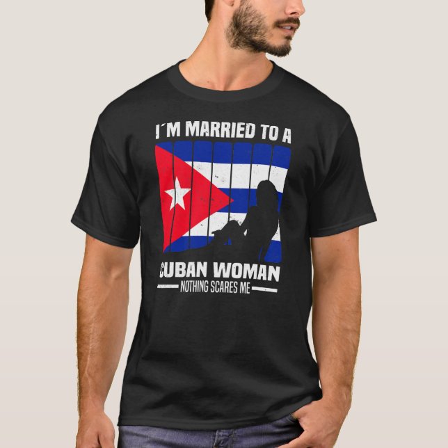 Camiseta Eu sou casado com uma mulher cubana Nada me assust (Frente)