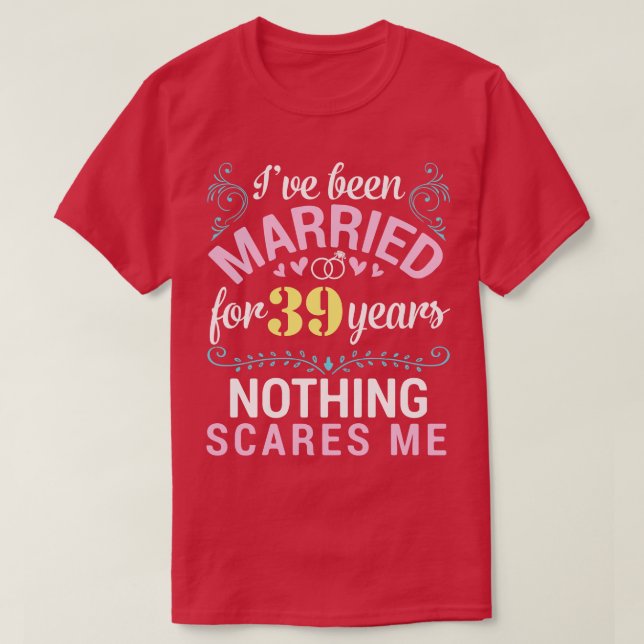 Camiseta Eu Sou Casado Há 39 Anos Nada Me Assusta. (Frente do Design)