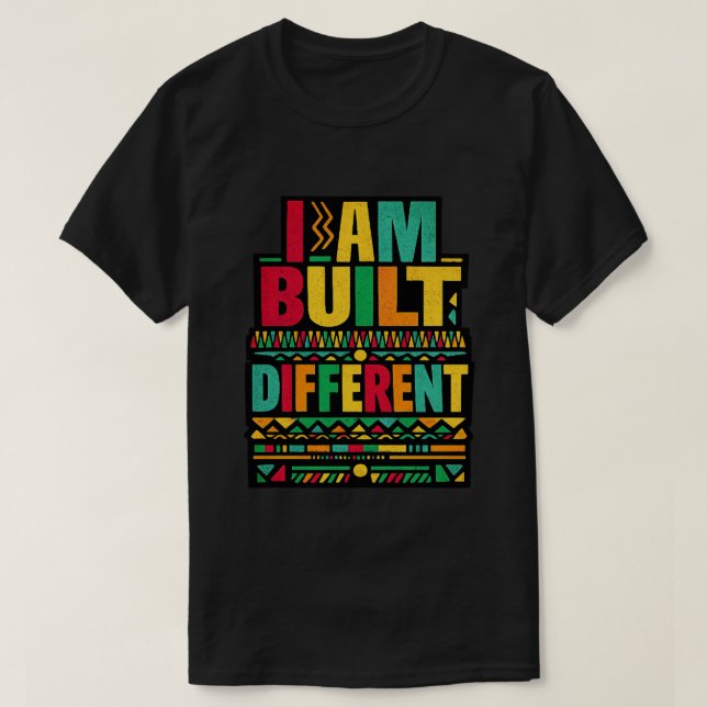 Camiseta Eu Sou Construído Diferente Tipografia Retro (Frente do Design)