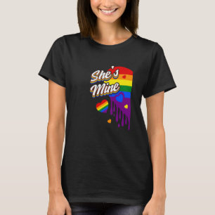 Camiseta Eu sou dela e ela é minha, coração de arco-íris pi