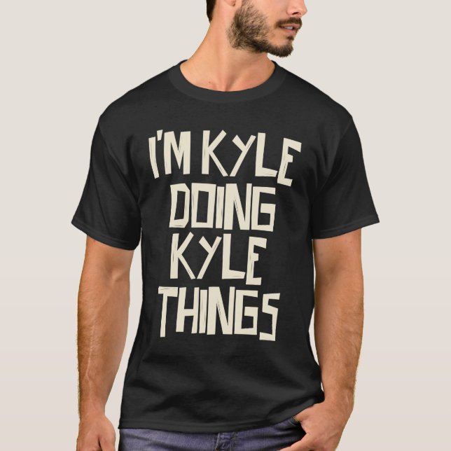 Camiseta Eu sou Kyle fazendo coisas do Kyle (Frente)