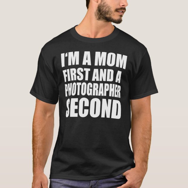 Camiseta Eu sou mãe e um texto gráfico fotógrafo (Frente)