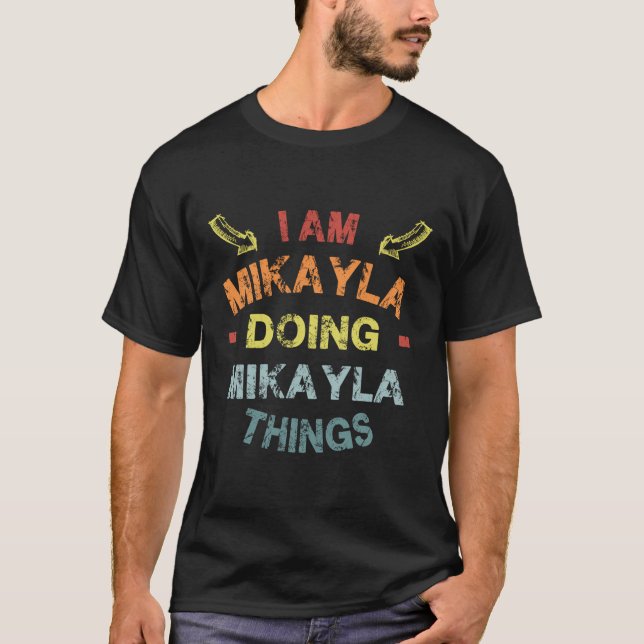 Camiseta Eu Sou Mikayla Fazendo Coisas Da Mikayla Legal Cri (Frente)