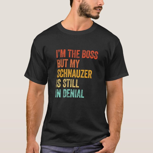 Camiseta Eu Sou O Chefe Mas Meu Schnauzer Ainda Está Em Neg (Frente)