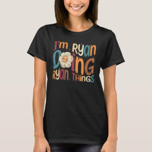 Camiseta Eu sou Ryan Fazendo Coisas de Ryan Groovy Retro R