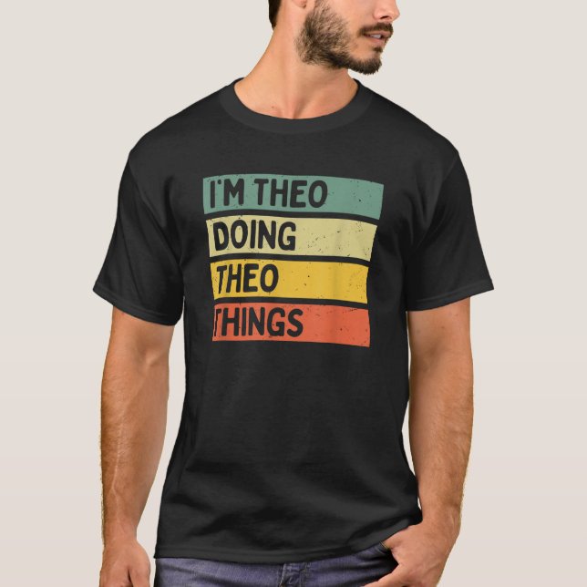 Camiseta Eu sou Theo Fazendo Teo Coisas Engraçadas Quota Pe (Frente)