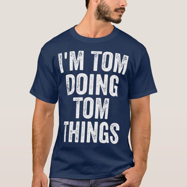 Camiseta Eu Sou Tom Fazendo Tom Coisas Engraçadas Nome Pers (Frente)